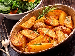 Гарнитура от варени и печени картофи на ивици (уеджис) - снимка на рецептата